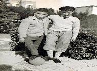 Due ragazzi in piazza V. Emanuele
